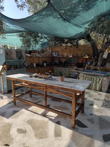 a picnic table sitting under a tent at Asmanis Rooms in Tarti