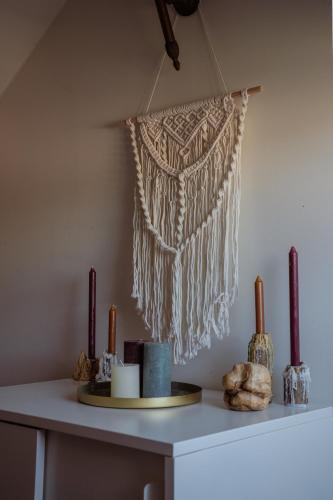 a table with a rug hanging on a wall at Rust en romantiek in Maasland in Maasland