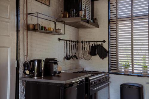 a kitchen with a stove and a counter top at Rust en romantiek in Maasland in Maasland