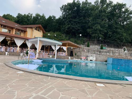 a large swimming pool in front of a building at Спа Комплекс Ливадите in Deredzhik-Kʼoy