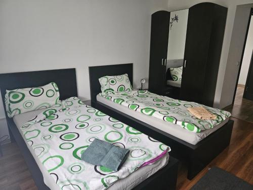 two beds sitting next to each other in a room at Podgoria Guesthouse- Camere de închiriat in Oradea