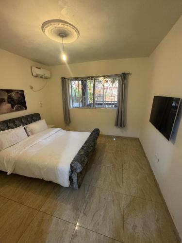 Photo de la galerie de l'établissement Lumley 3 Bedroom flat with solar power and generator, à Freetown