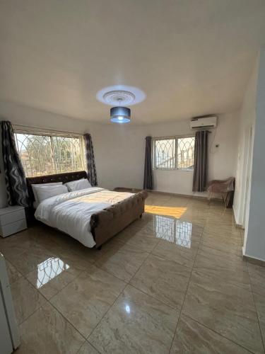 Photo de la galerie de l'établissement Lumley 3 Bedroom flat with solar power and generator, à Freetown