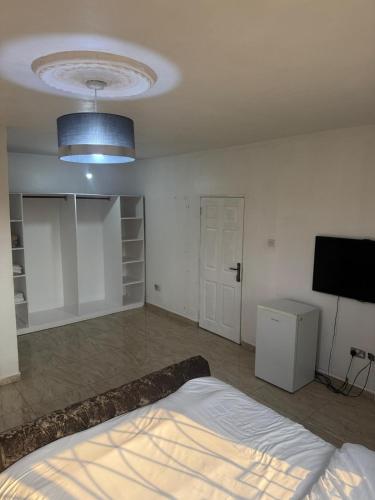 Photo de la galerie de l'établissement Lumley 3 Bedroom flat with solar power and generator, à Freetown