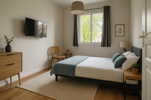 une chambre avec un lit, une fenêtre et une télévision dans l'établissement Les Prés, à Noaillan