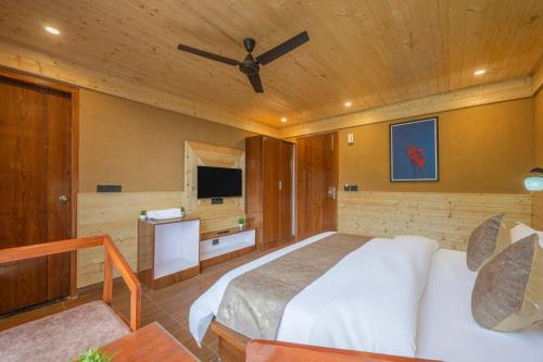 Una televisión o centro de entretenimiento en Nature & White Mountains I Conference I Vacations l MICE I Family Events I Open Air Terrace I Sky Bonfire I Kufri by Exotic Stays