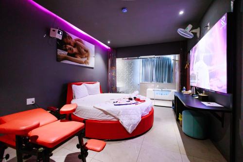 a bedroom with a bed and a tv in it at khách sạn tina 5 in Can Tho