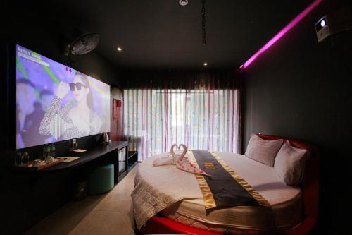 a bedroom with a bed and a projection screen at khách sạn tina 5 in Can Tho