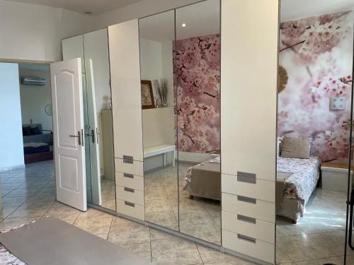 une pièce avec un placard à miroir et une chambre dans l'établissement Spacieuse villa dans les pins, à Marseille