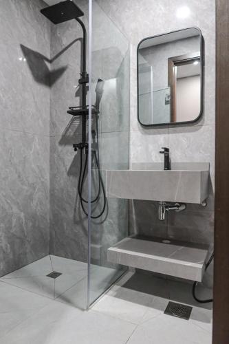 RR Studios & Suites tesisinde bir banyo