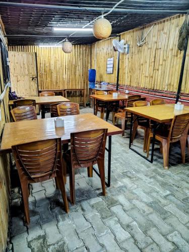 Un restaurante u otro lugar para comer en Samaritan Guest House