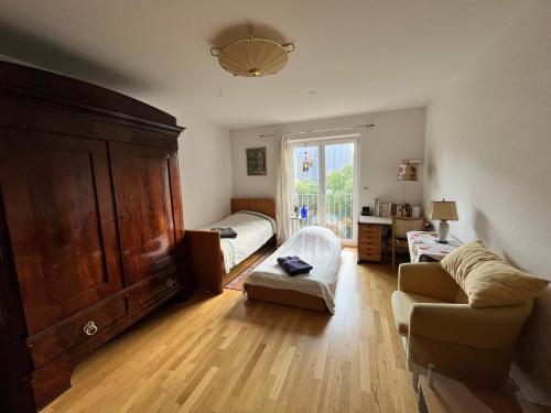 ミュンヘンにあるGemütliches Appartement in Neuhausen-Nymphenburgのソファのあるリビングルームと寝室