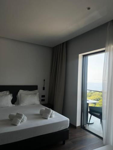 デルミにあるBlack Diamond Hotel Dhermiのギャラリーの写真