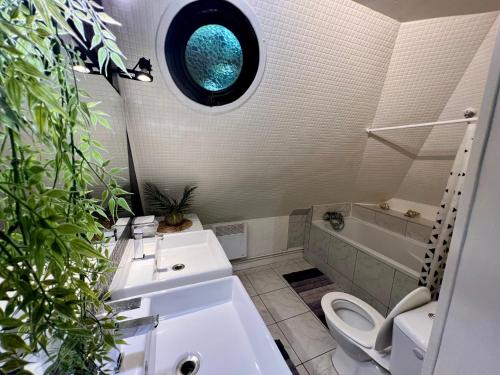 Ένα μπάνιο στο Spacieux appartement jardin, BBQ, vue sur mer, Trouville