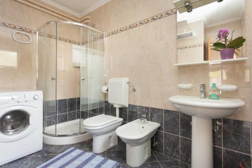 La salle de bains est pourvue d'un lavabo et d'un lave-linge. dans l'établissement Apartment Darko, à Rovinj