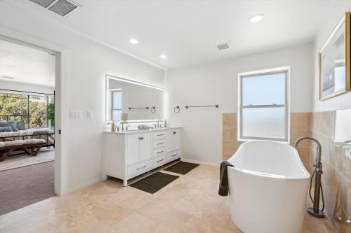 Ένα μπάνιο στο Casa De Coyote Luxury 7br 16 plus guest retreat