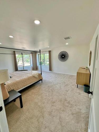 Ένα ή περισσότερα κρεβάτια σε δωμάτιο στο Casa De Coyote Luxury 7br 16 plus guest retreat