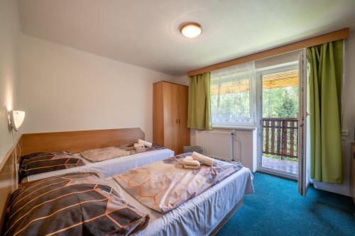 Una cama o camas en una habitación de Hotel Spojar