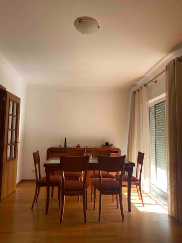 a dining room with a table and chairs at Apartamento amplio T3 Sao Bras de Alportel in São Brás de Alportel