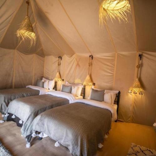 Ένα ή περισσότερα κρεβάτια σε δωμάτιο στο Luxury sahara merzouga camps