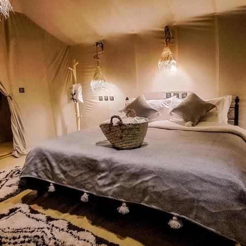 Ένα ή περισσότερα κρεβάτια σε δωμάτιο στο Luxury sahara merzouga camps