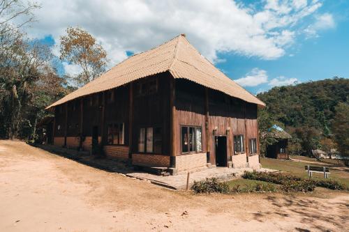 a small wooden building with a roof at Pousada Chápada dos Veadeiros in Alto Paraíso de Goiás