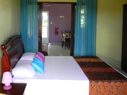 Un dormitorio con una cama con almohadas. en Villa OSoleil en Grand Baie
