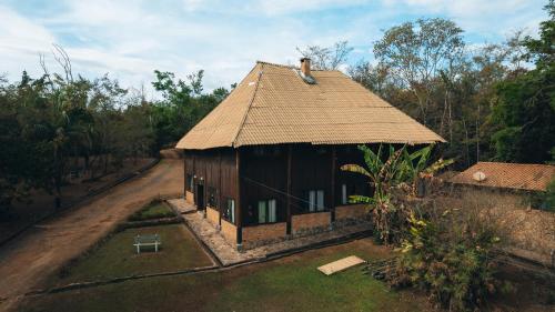 an aerial view of a house with a roof at Hostel Chápada Dos Veadeiros in Alto Paraíso de Goiás