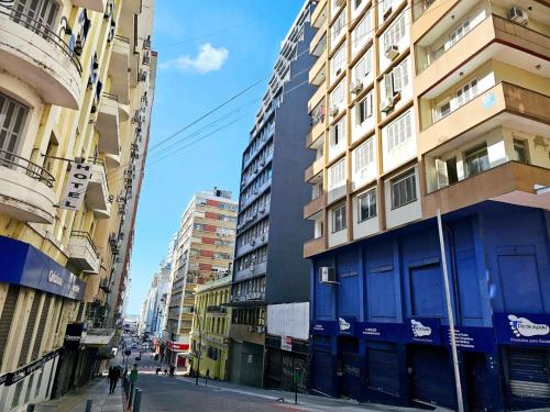 a tall building on a city street with buildings at Apto Inteiro Centro Sta Casa 200m WIFI Perto de Tudo até 4 pessoas in Porto Alegre