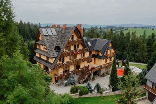 an aerial view of a large house at Willa u Steni in Gliczarów