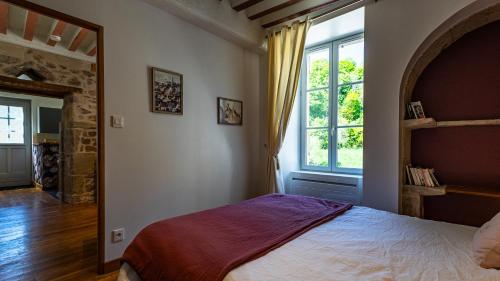 Postel nebo postele na pokoji v ubytování Le Moulin de L'O - L'Orle Rose