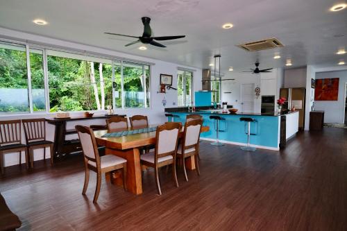 Aroha Seaview Villa In Nature -Private Poolの敷地内または近くにあるプール