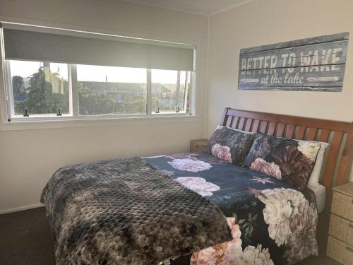 Un ou plusieurs lits dans un hébergement de l'établissement Lake Maraetai Escape