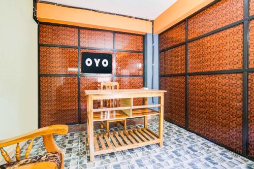 a store front with a wooden bench and a sign on a wall at Hotel O Casa De Elevterio in Goa