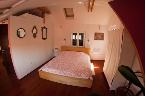 um quarto com uma cama num pequeno quarto em Sweet Loft em Split