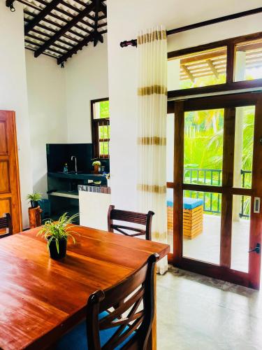 Kuchyň nebo kuchyňský kout v ubytování Paddy Green Villa Unawatuna Close by Sri yoga shala