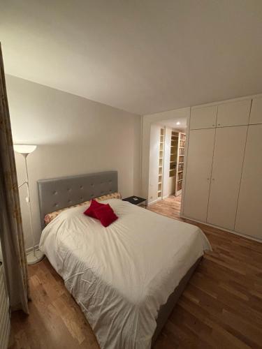 Spacious En-Suite Room by Champs Elysées