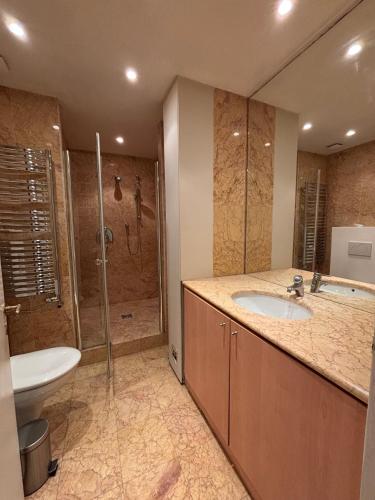 Spacious En-Suite Room by Champs Elysées