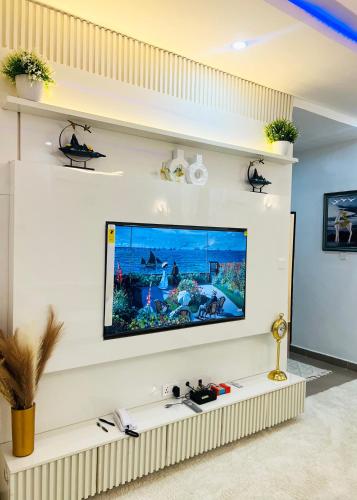 a living room with a flat screen tv on a wall at Kingskid Apartment in Ado