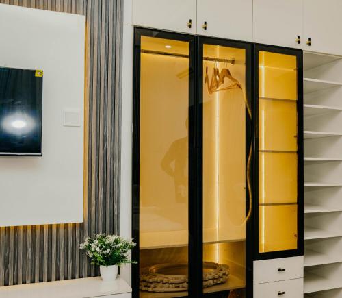 a wardrobe with yellow doors in a room at Kingskid Apartment in Ado