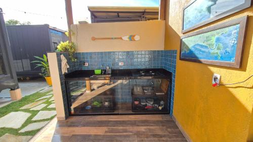 a small kitchen in the side of a building at Aldeia Mar in Bertioga