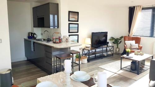 Dapur atau dapur kecil di Beach Haven - FREE PARKING - Luxury 2 bedroom 2 bathroom Town Centre Apartment by Coastline Retreats