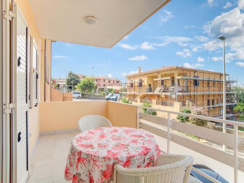un balcone con tavolo e sedie e vista su un edificio di Apartment in Sardegna near beach a Arzachena