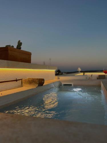 a pool of water with a paddle in a bath tub at Relais Filomarino casa vacanze in Corsano