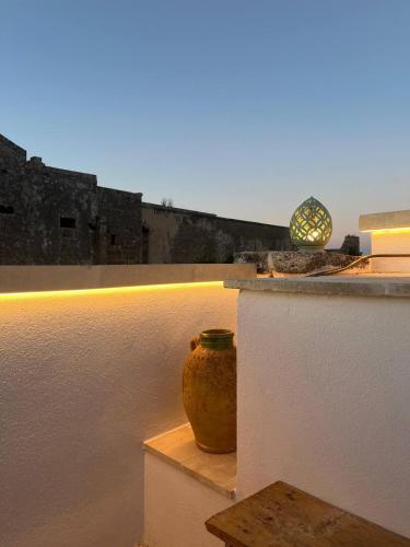 a vase sitting on a ledge on a balcony at Relais Filomarino casa vacanze in Corsano