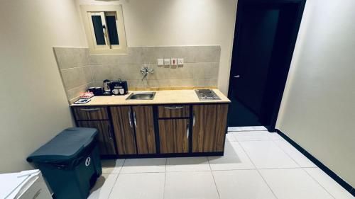 a bathroom with a sink and a trash can at شقق دار الفرسان المخدومة in Quai