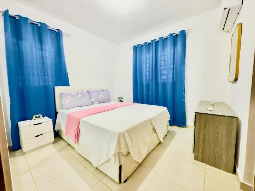 Ένα ή περισσότερα κρεβάτια σε δωμάτιο στο Cozy 2 bedroom apartment in DN