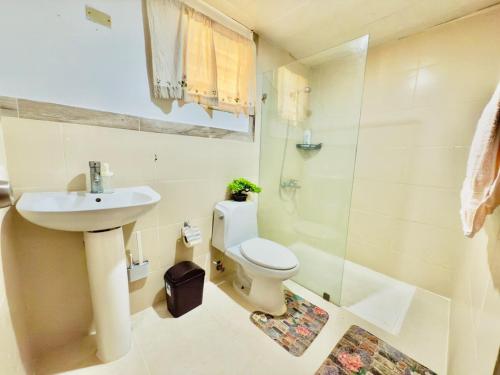Ένα μπάνιο στο Cozy 2 bedroom apartment in DN