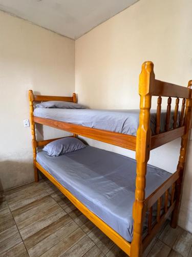 a bedroom with two bunk beds in a room at Ótima casa de praia a 2 quadras do mar in Tramandaí