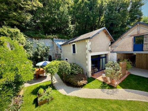 - une vue aérienne sur une cour avec une maison dans l'établissement la Maison sous les Arbres - Duplex, jardin et spa, à Pocé-sur-Cisse